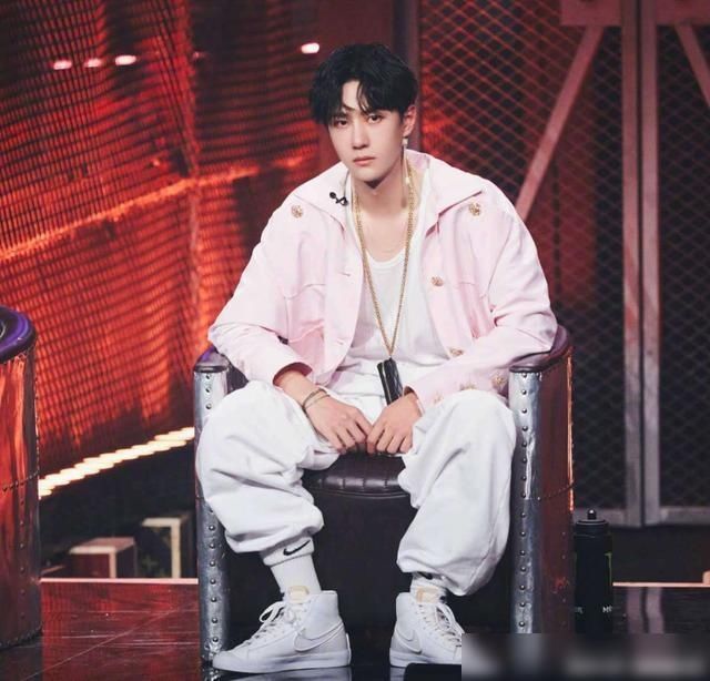  夹走|对香菜是真爱！王一博上演瞳孔地震，只因王嘉尔夹走他的香菜