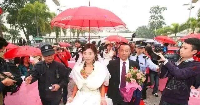 男子|曾在汶川地震中，用摩托将亡妻带走的男子，现状如何