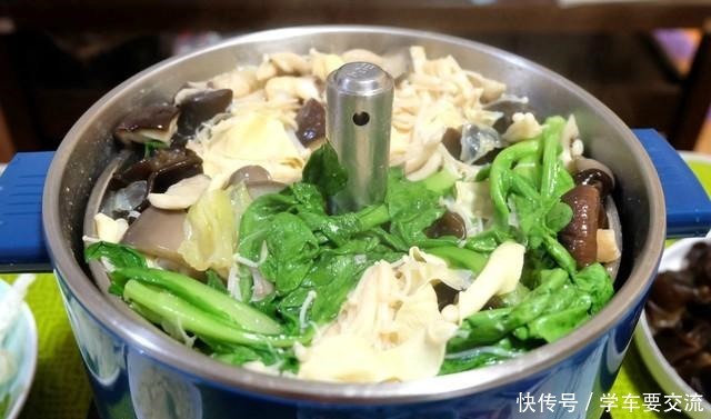 冬天|冬天在家吃火锅乐趣多,孩子自己夹菜,安全不怕烫,妈妈省心多了