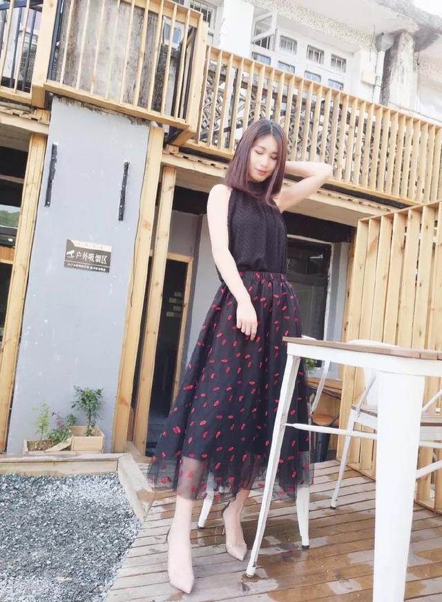 连衣裙|街拍:小姐姐戴着墨镜,身上穿的这件v领的连衣裙,十分的飘逸