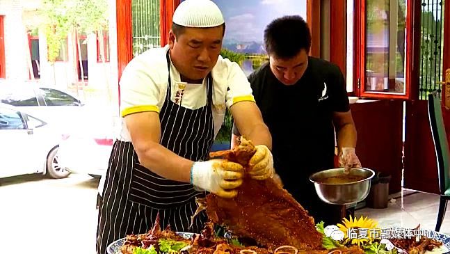  小康生活|【走向我们的小康生活】办起特色农家乐，带领乡亲奔小康