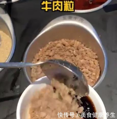 吃货|顾客用海底捞的“免费”牛肉粒,做酸辣粉,却被吐槽吃货没下线