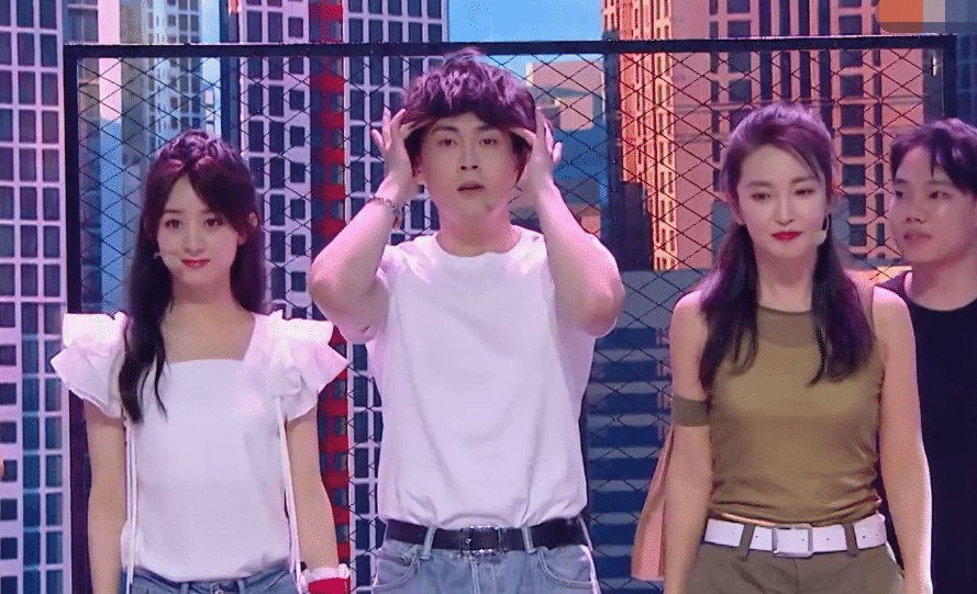  比例|赵丽颖节目唱跳表演, 当镜头拍到她的全身, 这身材比例没看错吧