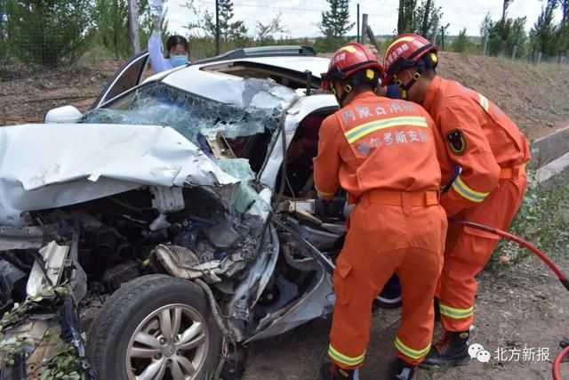  撞碎|鄂尔多斯一油罐车“撞碎”小轿车 1人被困