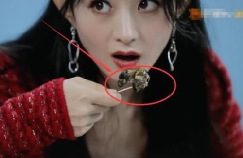 幸好|赵丽颖第一次吃螺蛳,挑出后整块塞嘴里,幸好王一博及时提醒!