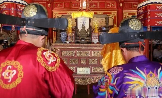  广治省|越南人纪念反法“勤王运动”135周年，迎造反皇帝神位到广治供奉