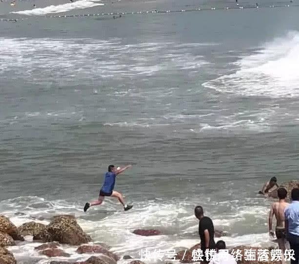 小女孩|大浪1小时卷走4个人!穿救生圈小男孩死死拽住身边的小女孩……