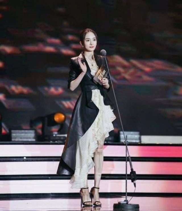  轻松|杨幂的衣品果然没让大家失望，西装配皮裤都能轻松驾驭，佩服！