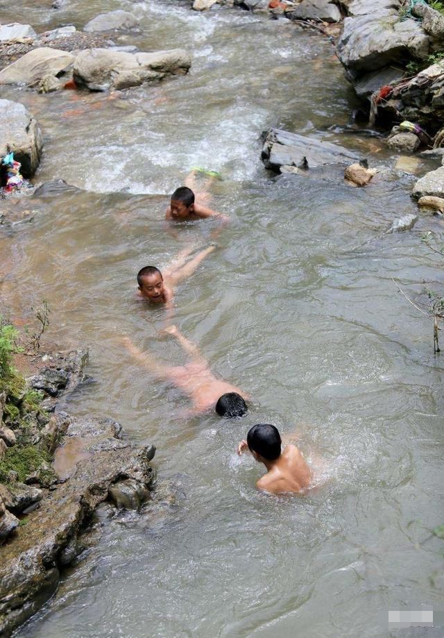  找到|命真大！泥土里突然伸出一只小手，路人吓一跳赶紧抓住大喊：找到了