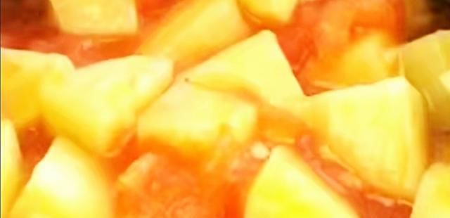 土豆|开胃又下饭的番茄土豆炖牛腩：汤汁浓郁美味、牛腩软烂鲜香入味！