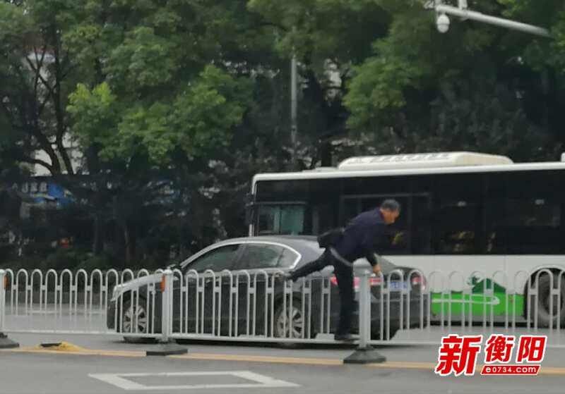 西门|向不文明行为说“不”:附一医院西门路段市民频频“跨栏”