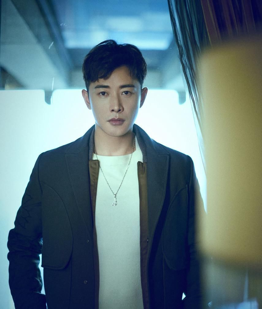  婚变|罗晋与唐嫣婚变? 罗晋与女助理行为亲密, 挽手打闹还整理帽子