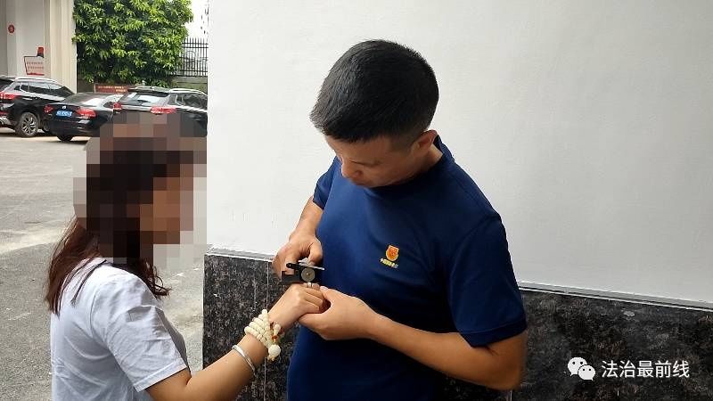 女子|可怕!戴“网红戒指”取不下来,南宁一女子因此手指腐烂