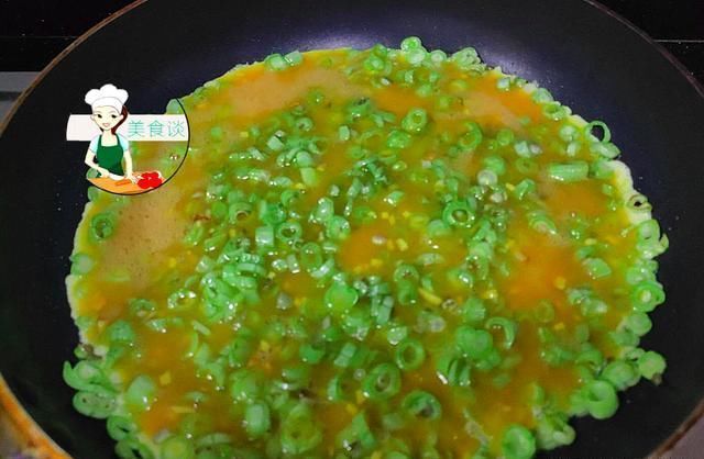  特香|三伏天，遇到此菜别手软，钙是南瓜4倍，煎蛋吃特香，现在正当季