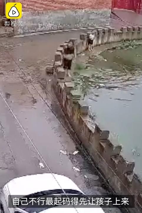  揪心|8岁姐姐为救5岁妹妹跳入水潭，双双被困，挣扎画面揪心