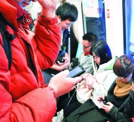 讨厌|不要逼我拳头硬！盘点乘地铁最讨厌的8种人，第一名每天都会遇到