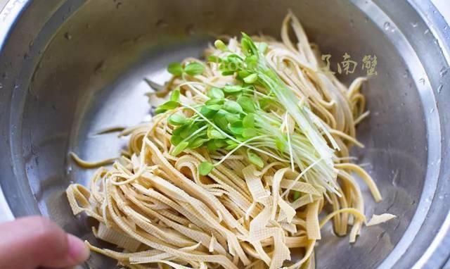  餐馆|简单四步做一个抢手凉菜，十分钟就能搞定，去餐馆吃要二十八