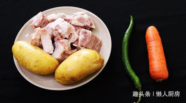 配上|想吃肉了，做了一道土豆炖排骨，配上韩式辣酱，太下饭了