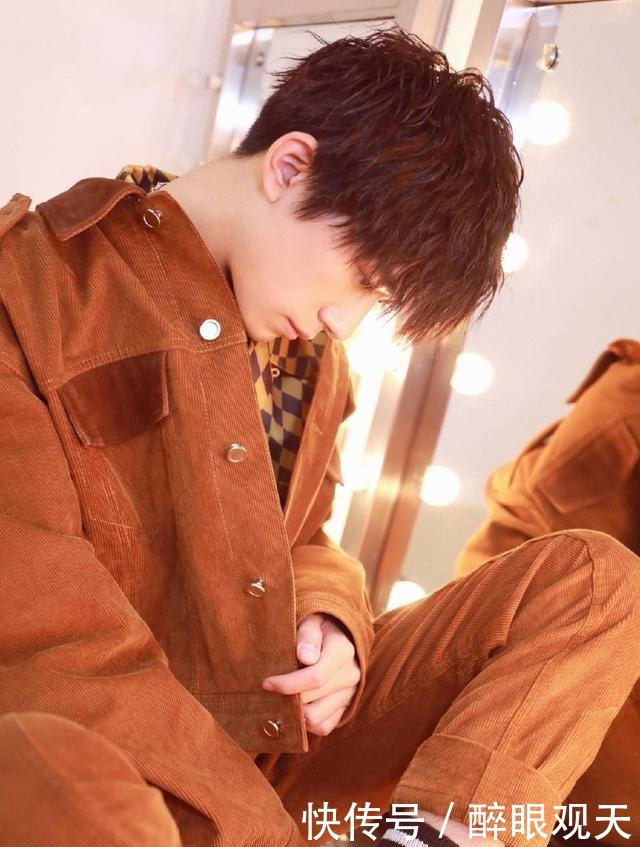 中场|《这就是街舞》中场休息时,易烊千玺走向评委席做了一件事