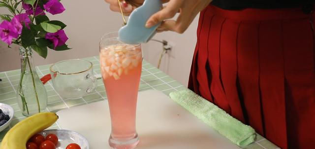  冰凉|夏天太热！来一杯水蜜桃气泡水，冰爽解渴，冰凉透心，做法简单