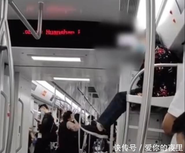 地铁|重庆地铁老太坐行李架悠闲晃腿,乘客看懵了