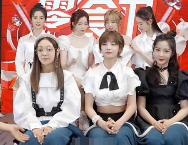 担当|硬糖少女做客薇娅直播间,黑白搭配元气满满,颜值担当很显然