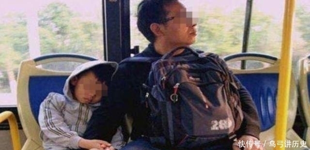 老人|小学生给老人让座，书包忘拿起来，老人一把摔在地上，孩子哭了