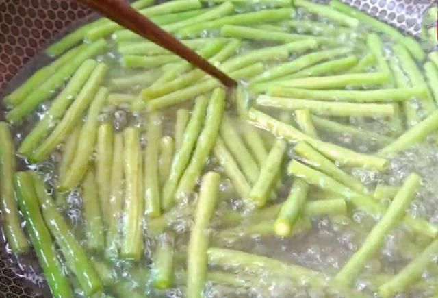  做法|爱吃豇豆的一定要收藏，学会这种懒人特色做法，一大盘不够吃