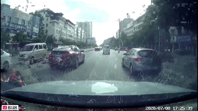  伸出|抖音举报：又有小孩伸出天窗玩耍，交警：安排｜回音壁