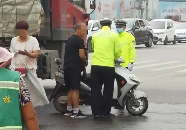  闯红灯|漯河：电动车明目张胆闯红灯，差点......