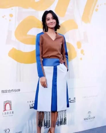 朱丹|朱丹为了减龄,第一次画“韩式咬唇妆”,终究还是翻车了