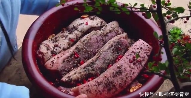 腊肉|李子柒教做“手工腊肉”,却意外曝光真实厨艺,网友:早该料到!