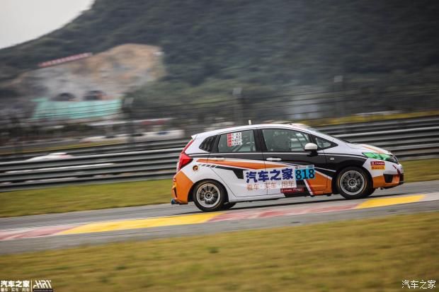 转向|601号赛车被撞，轮圈缺一块还能完赛。818号赛车突然无法转向