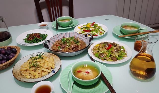  薯粉圆子|晚餐3人5 菜1汤，很素全都光盘，朋友说：回家吃饭真好