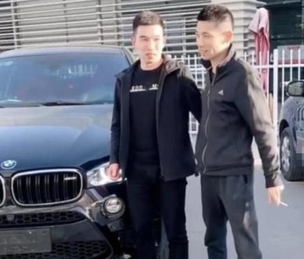  妈妈|旭旭宝宝给母亲买车，月入百万却十分小气，妈妈只开10万元汽车