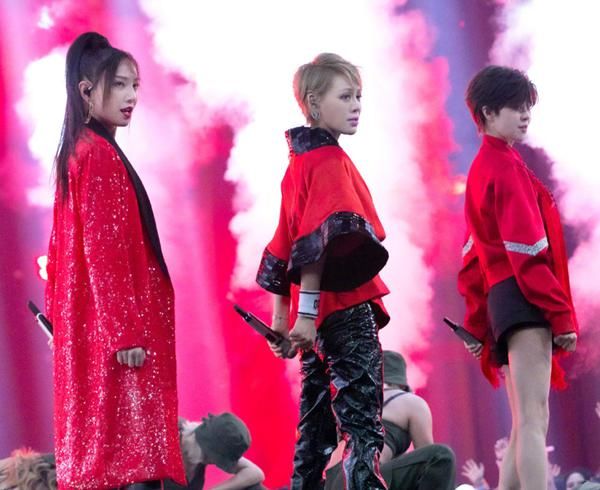  同台|万茜主持首秀闹笑话，抢话不断还暴露情商，自认跟何炅同台是他的荣幸