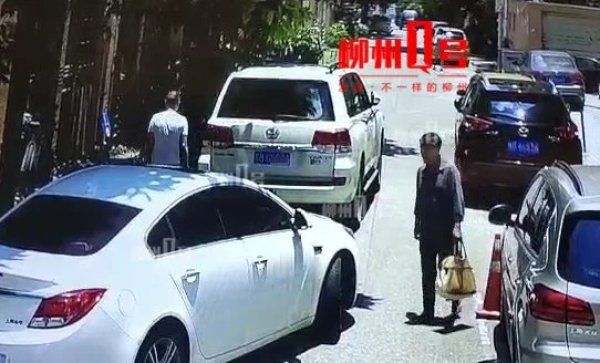  同伙|柳州街头有“拎包男”出没做这事，遇到他和同伙快报警