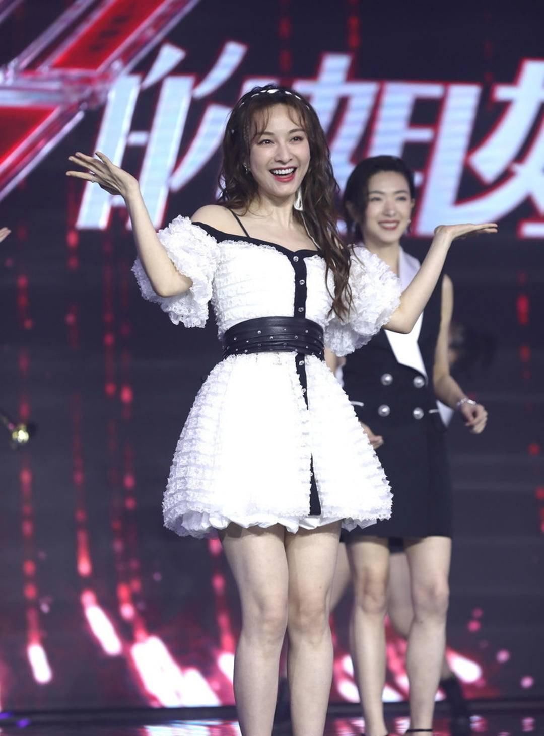  吴昕|吴昕穿泡泡裙秀舞姿，撞衫娜扎和周冬雨，真看不出来有9岁年龄差