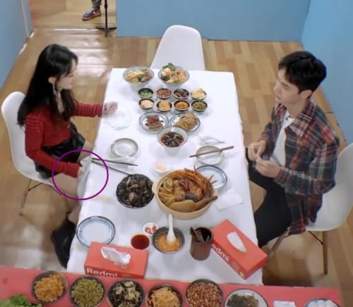 小心|王一博和赵丽颖吃螺蛳粉,谁注意丽颖坐下时的举动?太小心了