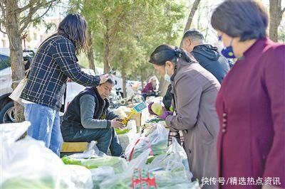 “地摊经济”催旺城市“烟火气”