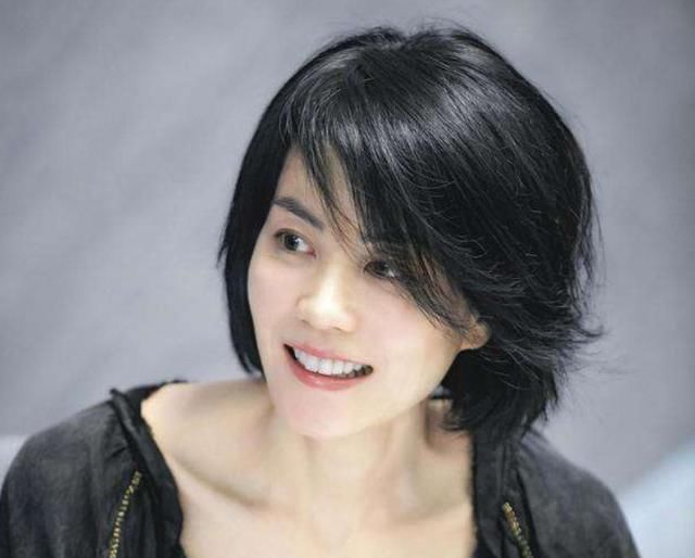  样子|王菲陪女儿李嫣做头发，李嫣黄发显眼，一年轻男子与二人动作亲密