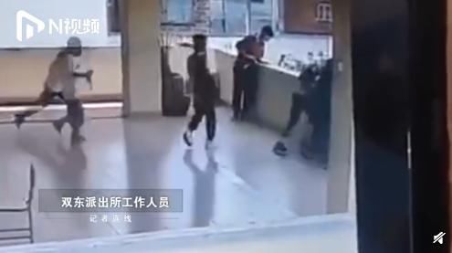  不慎|初中生练习后仰跳投不慎坠楼，旁边人表现各有不同