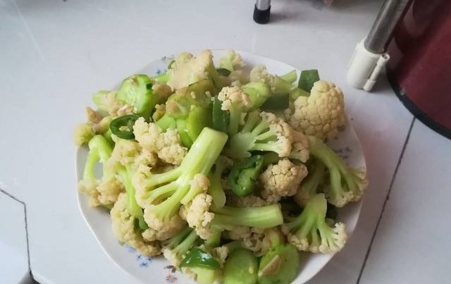 家里人|青椒配此菜一起炒，老年人常吃，软化血管有奇效，快告诉家里人