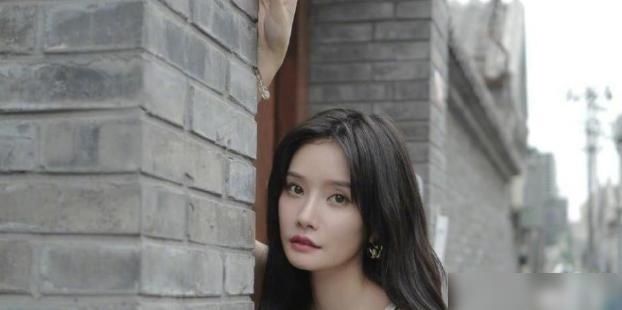  实锤|再添实锤！情难自控李汶翰搂易易紫脖子，亲密互动上演“车咚”