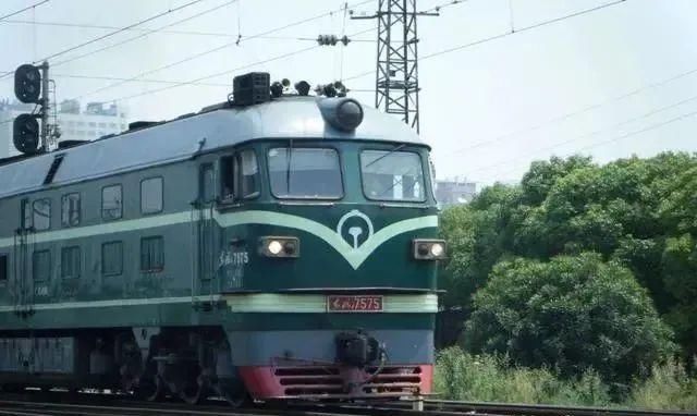  临时|特大洪水来临时，为什么火车要开到桥上停着？