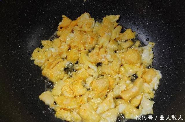 无聊|在家宅着无聊,炒个方便面解决一日三餐,美味营养,比做凉皮省事