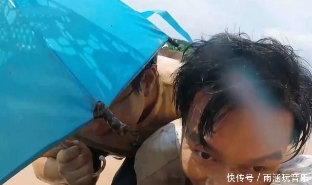  撑伞|跑男们这次太拼了，泥潭中撑伞奔跑，李晨蔡徐坤等被溅一脸泥