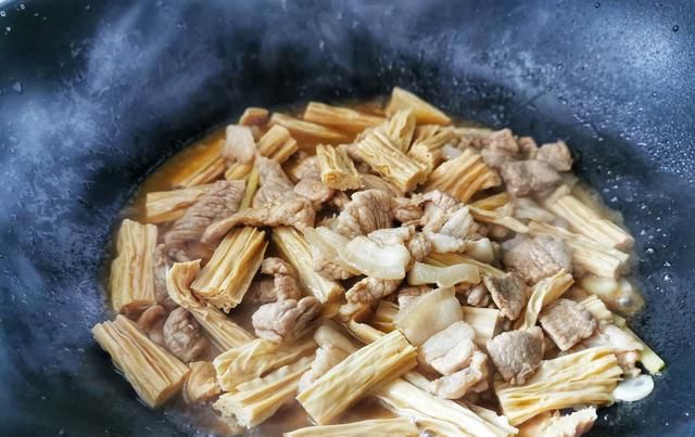  我家|我家最喜欢的腐竹吃法，和五花肉一起烧滑嫩软香，好吃到就差舔盘