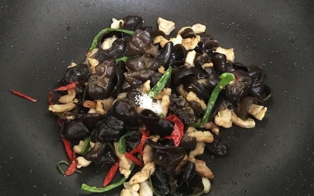  溅出|炒木耳时，容易炸锅溅出？学会这一招，轻松解决，特别实用