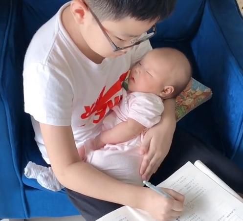 走红|全网“最暖哥哥”照顾二胎走红，网友：这样的儿子，给我来一打